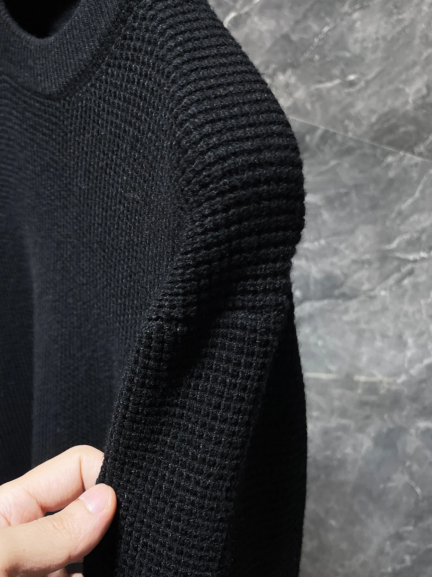 P236 Chrome Hearts 🍁Autumn and winter sweater series🍁 Customized version of hardware logo on the back➕leather cuffs Selected high-quality 100% pure cotton high-weight knitted fabric Special weaving technology Non-common version on the market Recommended colors: black avocado green